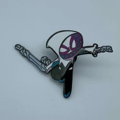 PiNS ON FiRE SKOTTiE YOUNG SPiDER-GWEN MARVEL MADE 2020 EXCLUSiVE ENAMEL PiN